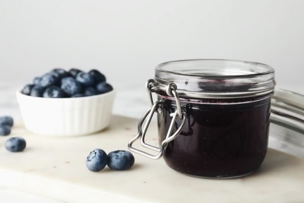 Blueberries in jelly for winter with gelatin