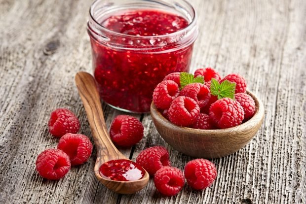 Raspberries ground with sugar for the winter without cooking