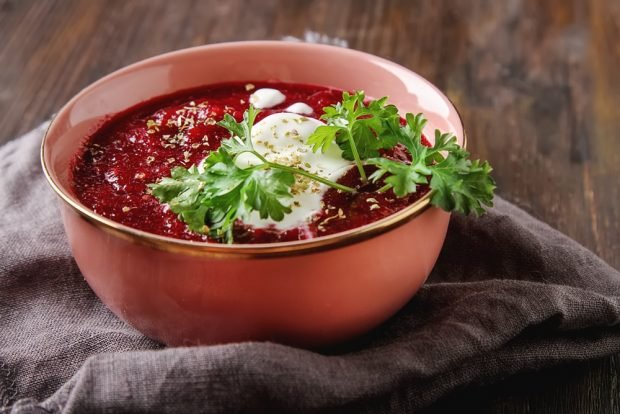 Thick Ukrainian borscht in a slow cooker 