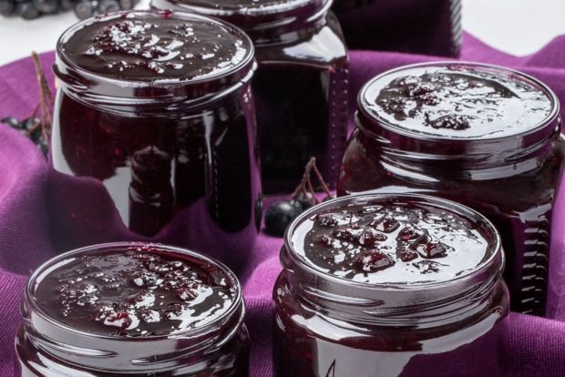 Chokeberry jam with apples and lemon