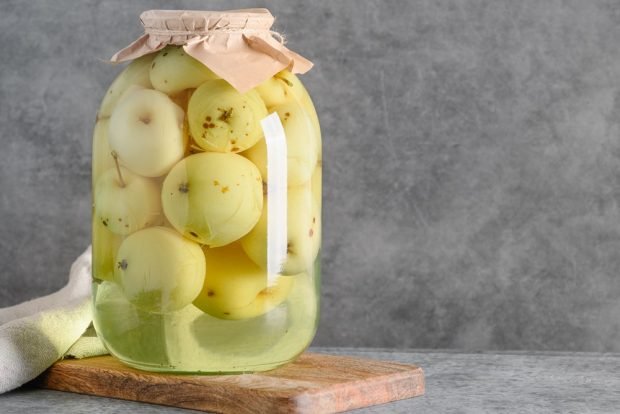 Compote for winter from whole apples