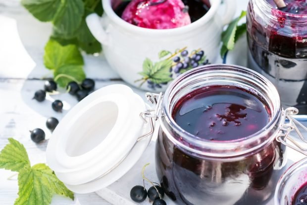 Black currant jam with lemon