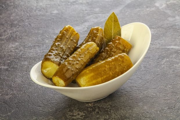 Crispy pickled cucumbers with mustard for winter