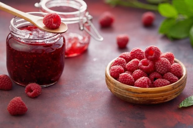 Fresh raspberries with sugar without cooking