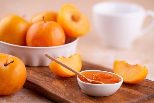 Yellow plum jam with orange 