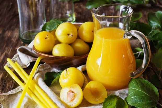 Yellow plum juice for winter