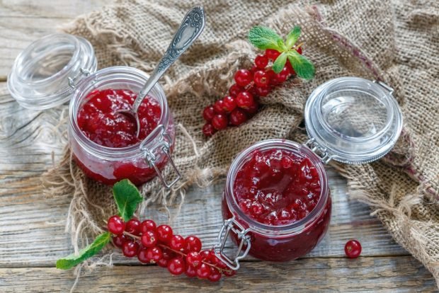 Red currant jam with twigs