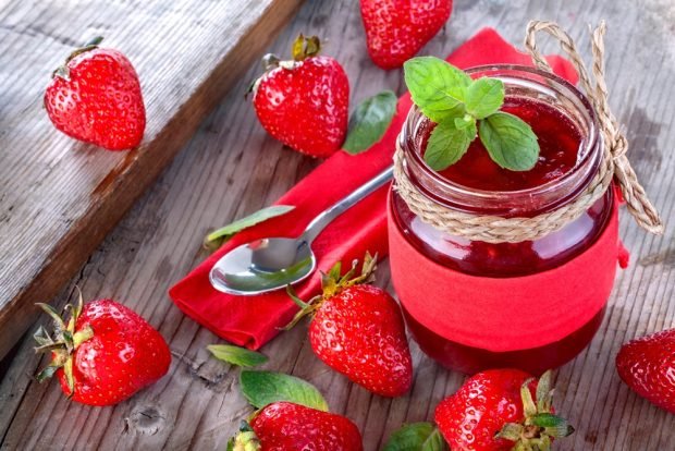 Strawberry jam with lemon is a simple and delicious recipe, how to cook step by step