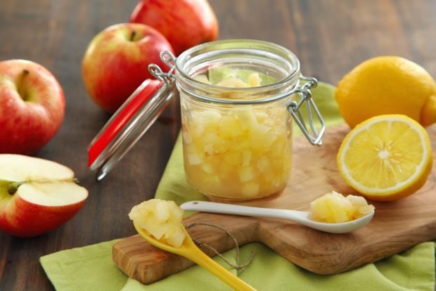 Apple jam with cinnamon and lemon