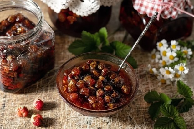 Strawberries with sugar for the winter without cooking