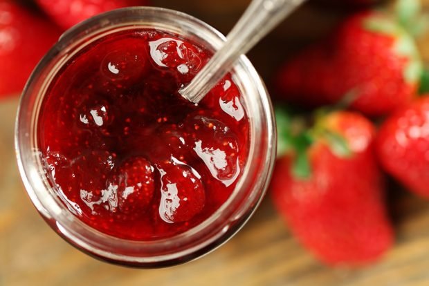 Strawberries in their own juice with sugar for the winter