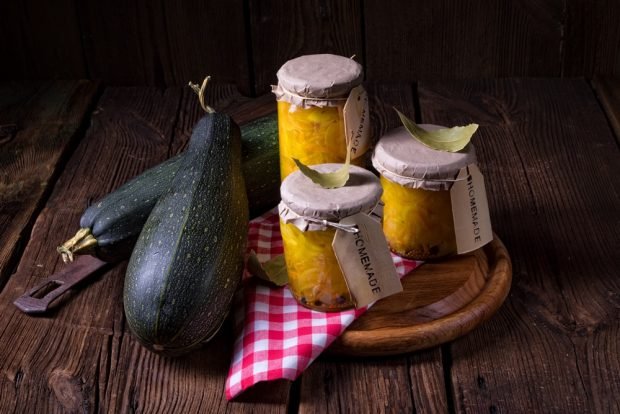 Zucchini jam with lemon and apples