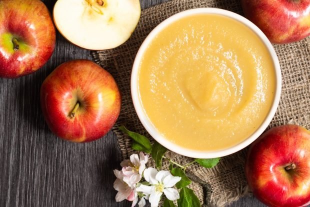 Applesauce with honey for winter 