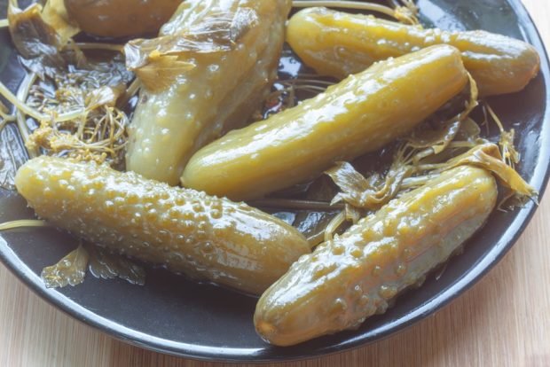 Pickled cucumbers with gooseberries for winter 