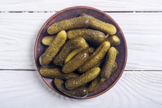 Pickled cucumbers with coriander for winter