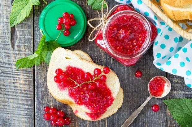 Red currant jam with stones