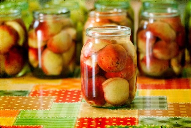 Peach compote in jars