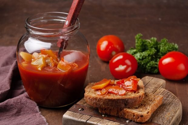 Bulgarian pepper lecho with tomatoes and rice for winter