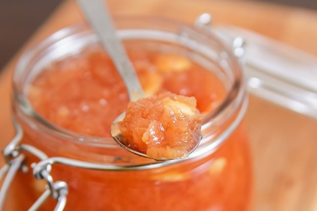 Quince jam with orange 