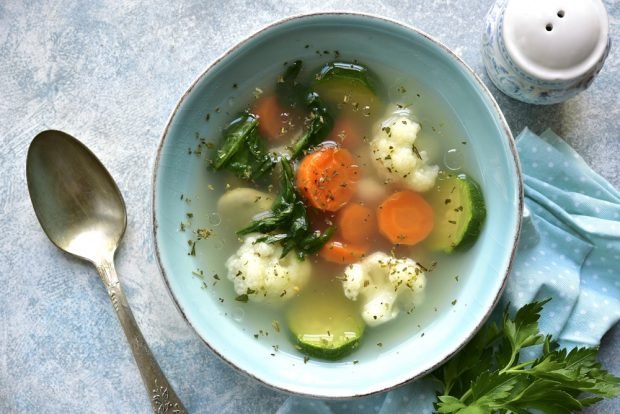 Vegetable broth with zucchini and cauliflower