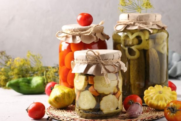 Pickled squash for winter in pieces