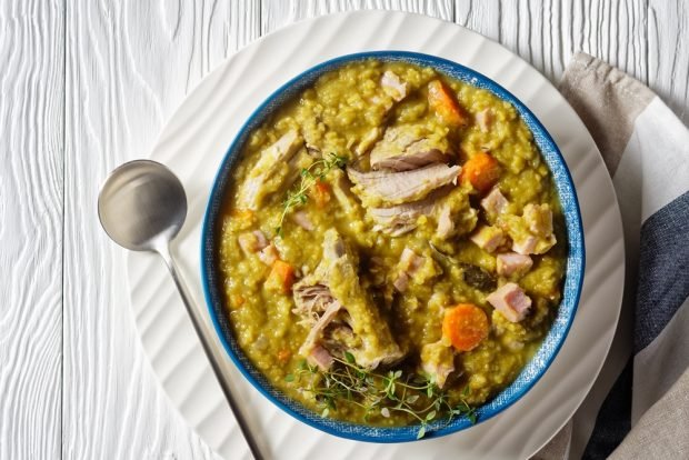 Thick pea soup with pork and ham 