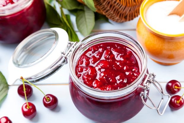 Cherry jam with seedless sugar 