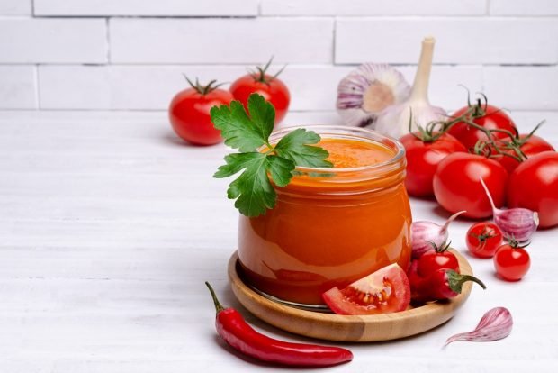 Zucchini ketchup with tomatoes for winter 