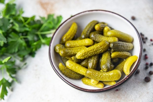 Crispy pickled gherkins for winter