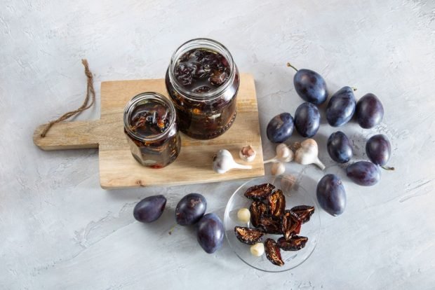 Dried plums with garlic in the oven for the winter