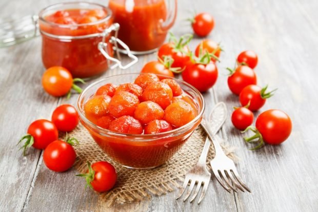 Cherry tomatoes in their own juice for the winter