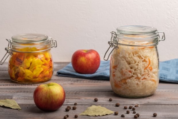 Cabbage in jars with apples for the winter is a simple and delicious recipe, how to cook step by step