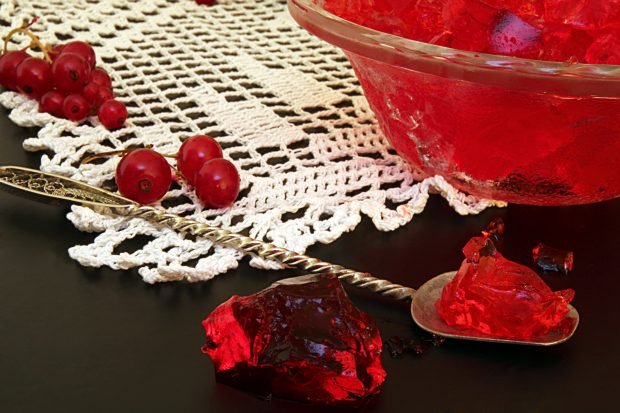 Red currant jelly without sterilization 