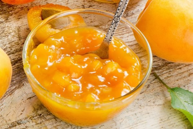 Apricot jam with tangerines 