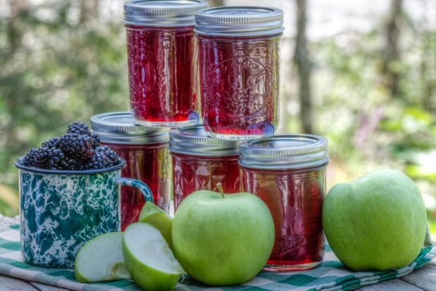 Blackberry jam with apples