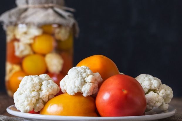 Tomatoes with cauliflower for winter