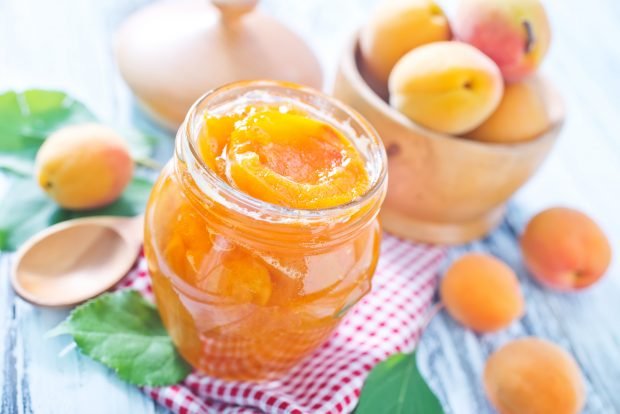 Apricot jam slices in syrup