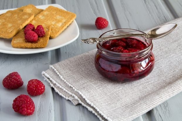 Raspberry jam in a slow cooker 