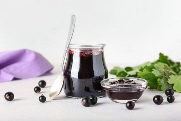 Jam from black currant in a frying pan