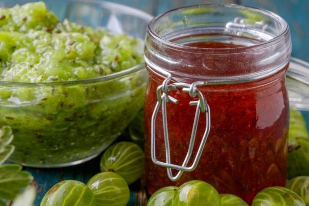 Gooseberry jam with raspberries