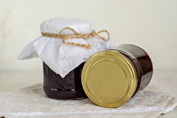 Black currant jelly with gelatin 