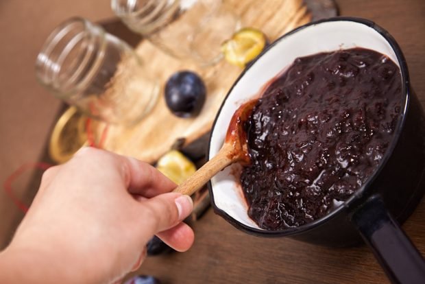 Plum jam with lemon and ginger