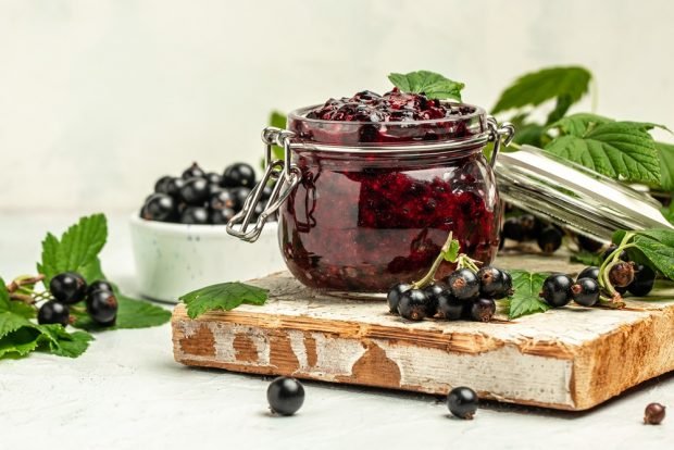 Black currant sauce for meat with garlic