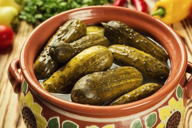 Crispy pickled cucumbers with ginger for winter