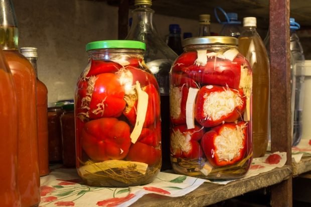 Pepper stuffed with cabbage 