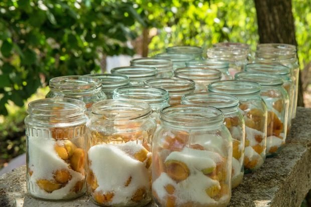 Compote of apricots and oranges for the winter without sterilization