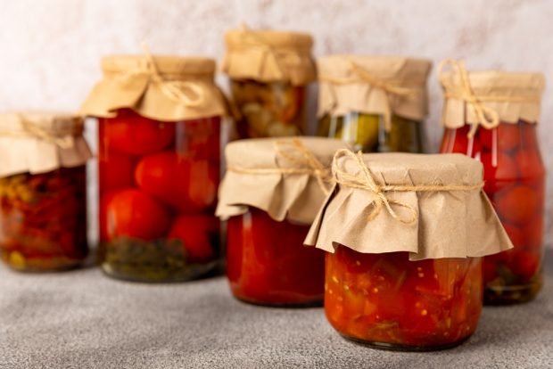 Salad of cucumbers and tomatoes in Georgian for winter