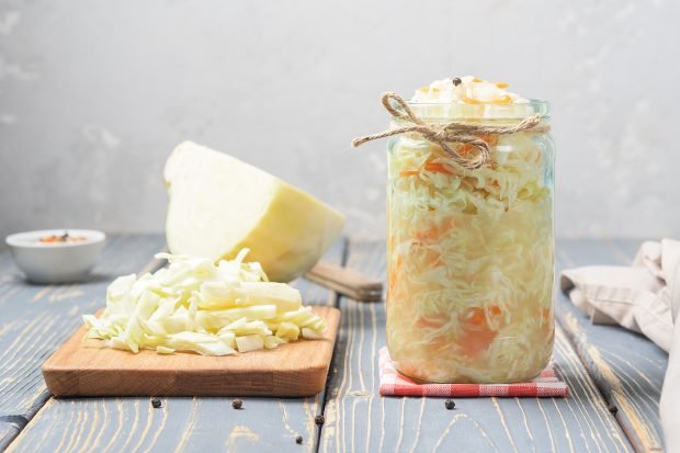 Sauerkraut for winter in cans 