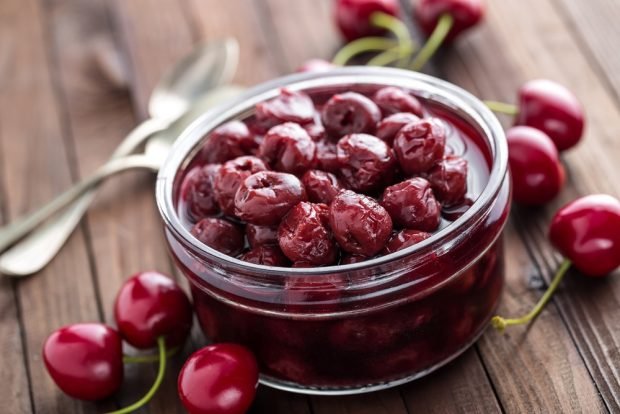 Cherries in syrup for winter