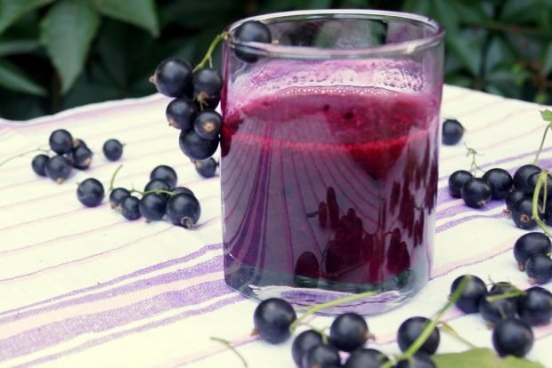 Currant juice through a juicer for the winter